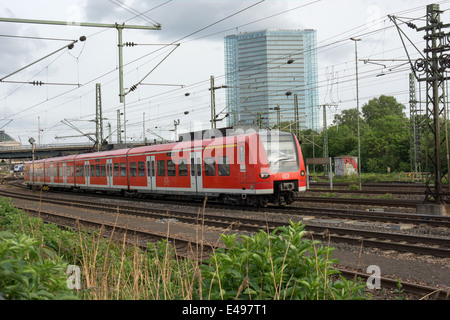 A S Bahn treno lascia la stazione di Mannheim. Esso è azionato da Deutsche Bahn Foto Stock