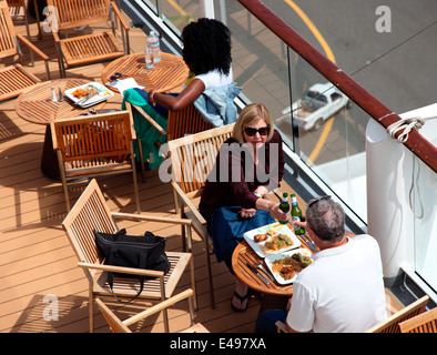 Giovane godendo il pranzo a bordo di MV Celebrity Solstice ancorata a Seattle Foto Stock