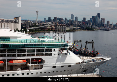 MV Rapsody dei mari ancorata a Seattle Foto Stock
