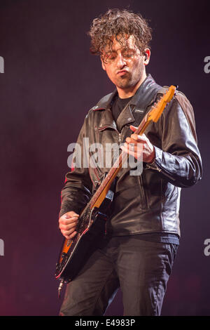 Milwaukee, Wisconsin, Stati Uniti d'America. 5 Luglio, 2014. Il chitarrista JOE TROHMAN della band Fall Out Boy esegue dal vivo presso il Summerfest 2014 Festival di Musica a Milwaukee nel Wisconsin © Daniel DeSlover/ZUMA filo/Alamy Live News Foto Stock