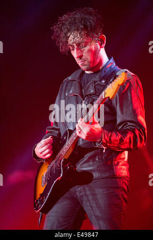 Milwaukee, Wisconsin, Stati Uniti d'America. 5 Luglio, 2014. Il chitarrista JOE TROHMAN della band Fall Out Boy esegue dal vivo presso il Summerfest 2014 Festival di Musica a Milwaukee nel Wisconsin © Daniel DeSlover/ZUMA filo/Alamy Live News Foto Stock