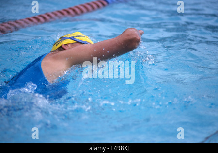 Nuoto, donna anteriore facendo strisciare in gara. Foto Stock