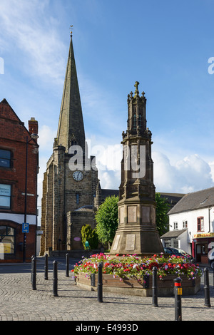 Guglia della chiesa e il memoriale di guerra in Uttoxeter town centre REGNO UNITO Foto Stock