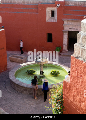 La fontana nel monastero di Santa Catalina - Arequipa, Perù Foto Stock