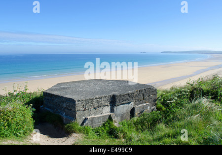 Un vecchio seconda guerra mondiale porta pillole sulla costa a Hayle in Cornwall, Regno Unito Foto Stock