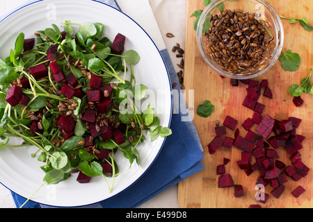 Il crescione e barbabietola con insalata di tostare i semi di girasole. Foto Stock