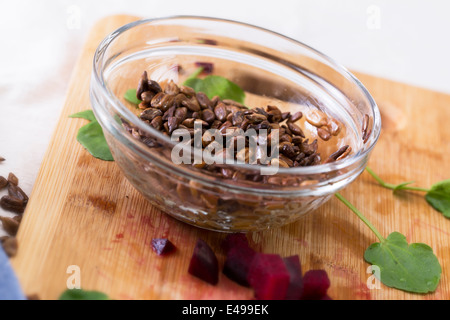 Tostare i semi di girasole per aspersione sulle insalate. Foto Stock