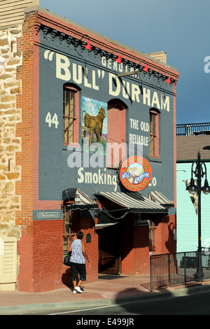 Donna che cammina da Bull Durham Saloon e casinò, storica strada principale, Black Hawk, Colorado, STATI UNITI D'AMERICA Foto Stock