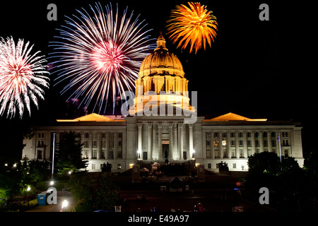 Fuochi d'artificio in Missouri Capitol nella Città di Jefferson sul quarto di luglio Foto Stock