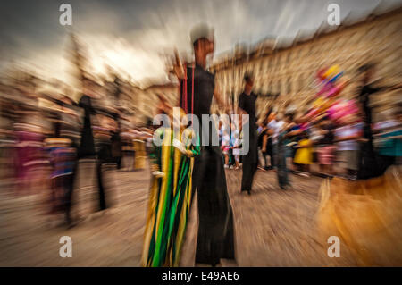 Torino, Italia. 6 Luglio, 2014. Partendo da Piazza S. Carlo.Torino Festival di danza, iniziato nel 2014 con la biennale de la Danza di Lione e di un grande progetto di collaborazione, la messa a fuoco di questa relazione, il Defilè , un grande sfilata che si apre ogni due anni, la Biennale de la Danza di Lione. Defilè a partecipare tra i 5 mila e 6 mila non-ballerini professionisti e per la prima volta la manifestazione avrà luogo in Italia . La parata sarà manipolato oltre 600 marionette e burattini, dai partecipanti Credito: Davvero Facile Star/Alamy Live News Foto Stock