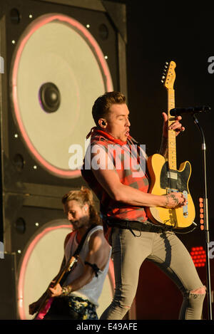 Londra, UK, 06/07/2014 : McBusted giocare British Estate Hyde Park in serata sun. Persone nella foto: XXXXX. Foto di Julie Edwards Foto Stock