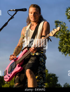 Londra, UK, 06/07/2014 : McBusted giocare British Estate Hyde Park in serata sun. Persone nella foto: Dougie Poynter Lee. Foto di Julie Edwards Foto Stock