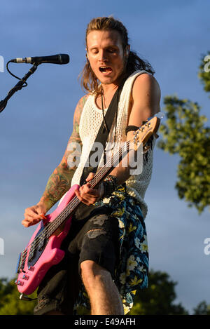 Londra, UK, 06/07/2014 : McBusted giocare British Estate Hyde Park in serata sun. Persone nella foto: Dougie Poynter Lee. Foto di Julie Edwards Foto Stock