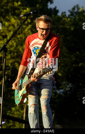 Londra, UK, 06/07/2014 : McBusted giocare British Estate Hyde Park in serata sun. Persone nella foto: Tom Fletcher. Foto di Julie Edwards Foto Stock