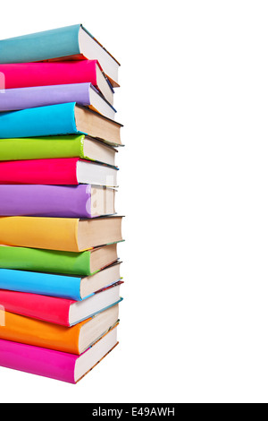 Pila di libri colorati su sfondo bianco Foto Stock