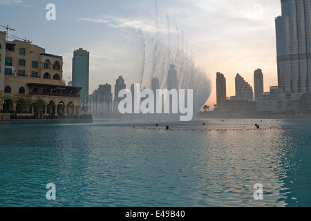 Fontana di Dubai - La fontana musicale, che si trova in un lago artificiale in una zona di ​​over 12 ettari Foto Stock