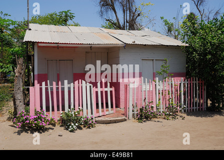 Un tipico stile caraibico house, dipinto in un colore brillante con un Picket Fence nella parte anteriore Foto Stock