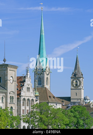 I punti di riferimento di Zurigo: il Municipio (tedesco: Stadthaus), la chiesa di San Pietro Chiesa, la signora Minster (tedesco: Fraumunster). Foto Stock