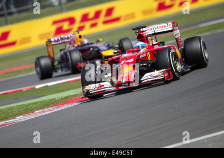 Fernando Alonso (ESP), Ferrari F1 team e Danial Ricciardo (AUS), la Red Bull Racing, in azione presso il British Grand Prix F1, Silverstone, UK. Foto Stock