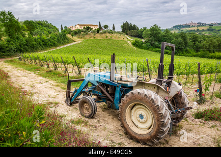 Campo con vigneti e vecchio trattore in Toscana Foto Stock
