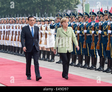 Pechino, Cina. 7 Luglio, 2014. Il premier cinese LI Keqiang (L) detiene una cerimonia di benvenuto per il Cancelliere tedesco Angela Merkel a Pechino Capitale della Cina, 7 luglio 2014. Credito: Wang Ye/Xinhua/Alamy Live News Foto Stock