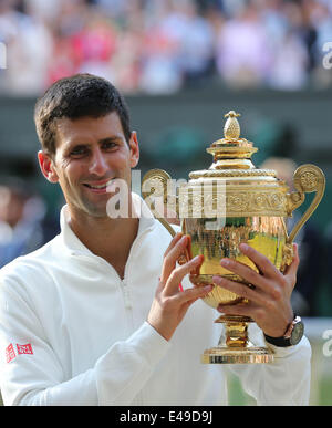 London, Londra, Regno Unito. 6 Luglio, 2014. La Serbia il Novak Djokovic detiene il trofeo dopo aver vinto gli uomini singoli final contro la Svizzera di Roger Federer a Wimbledon 2014 campionati di Wimbledon, a sud-est di Londra, il 6 luglio 2014. Djokovic ha vinto 3-2. © Meng Yongmin/Xinhua/Alamy Live News Foto Stock