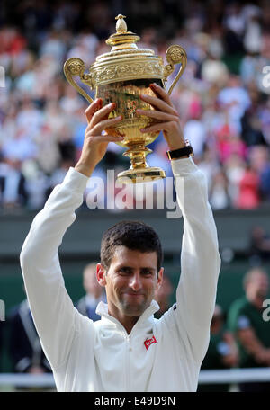 London, Londra, Regno Unito. 6 Luglio, 2014. La Serbia il Novak Djokovic detiene il trofeo dopo aver vinto gli uomini singoli final contro la Svizzera di Roger Federer a Wimbledon 2014 campionati di Wimbledon, a sud-est di Londra, il 6 luglio 2014. Djokovic ha vinto 3-2. © Meng Yongmin/Xinhua/Alamy Live News Foto Stock