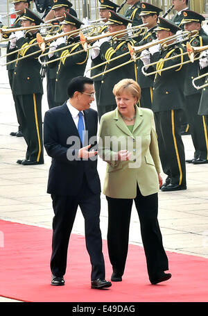 Pechino, Cina. 7 Luglio, 2014. Il premier cinese LI Keqiang (L) detiene una cerimonia di benvenuto per la visita del Cancelliere tedesco Angela Merkel a Pechino Capitale della Cina, 7 luglio 2014. Credito: Li Tao/Xinhua/Alamy Live News Foto Stock