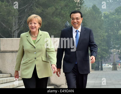 Pechino, Cina. 7 Luglio, 2014. Il premier cinese LI Keqiang (R) tiene colloqui con la visita del Cancelliere tedesco Angela Merkel a Pechino Capitale della Cina, 7 luglio 2014. Credito: Li Tao/Xinhua/Alamy Live News Foto Stock