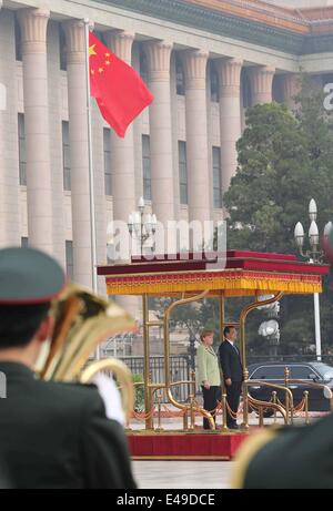 Pechino, Cina. 7 Luglio, 2014. Il premier cinese LI Keqiang detiene una cerimonia di benvenuto per il Cancelliere tedesco Angela Merkel a Pechino Capitale della Cina, 7 luglio 2014. Credito: Liu Weibing/Xinhua/Alamy Live News Foto Stock