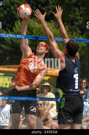 Vancouver, Canada. 6 Luglio, 2014. I giocatori di competere durante il 2014 Vancouver Open Internazionale di Beach Volley nel torneo di Vancouver, Canada, il 6 luglio 2014. © Sergei Bachlakov/Xinhua/Alamy Live News Foto Stock