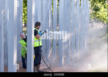 Hyde Park, London, Regno Unito. Il 7 luglio 2014. Il 7/7 attacco terroristico memorial in Hyde Park è stato soggetto ad atti vandalici alla vigilia del nono anniversario degli attentati. Una operazione di pulizia è in corso attualmente in ore prima di un memoriale di servizio è dovuto da luogo a mezzogiorno. Credito: Lee Thomas/Alamy Live News Foto Stock