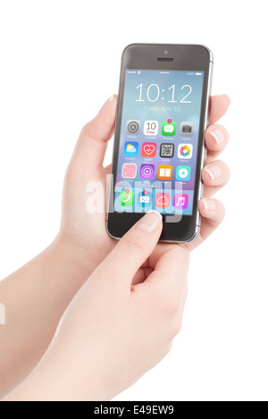 Mani femminili azienda black smart phone con coloratissime icone delle applicazioni sulla schermata e premendo il pulsante con il pollice. Foto Stock