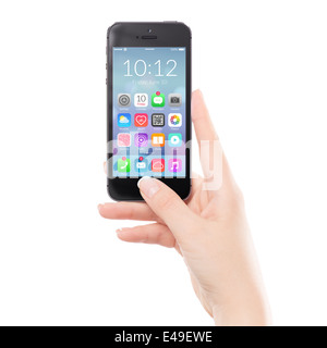 Femmina tenendo la mano nera mobile moderni smart phone con design piatto colorato le icone delle applicazioni sullo schermo. Foto Stock