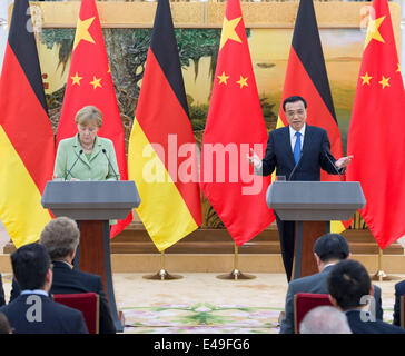 Pechino, Cina. 7 Luglio, 2014. Il premier cinese LI Keqiang (R) e il Cancelliere tedesco Angela Merkel incontra la stampa dopo i colloqui a Pechino Capitale della Cina, 7 luglio 2014. Credito: Wang Ye/Xinhua/Alamy Live News Foto Stock