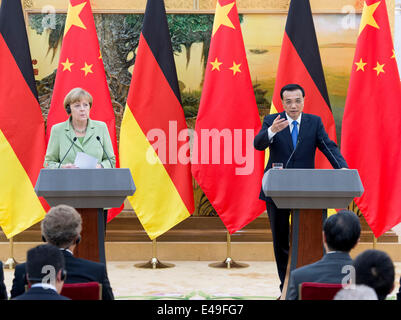 Pechino, Cina. 7 Luglio, 2014. Il premier cinese LI Keqiang (R) e il Cancelliere tedesco Angela Merkel incontra la stampa dopo i colloqui a Pechino Capitale della Cina, 7 luglio 2014. Credito: Wang Ye/Xinhua/Alamy Live News Foto Stock