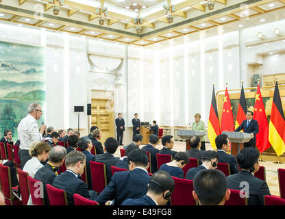 Pechino, Cina. 7 Luglio, 2014. Il premier cinese LI Keqiang e il Cancelliere tedesco Angela Merkel incontra la stampa dopo i colloqui a Pechino Capitale della Cina, 7 luglio 2014. Credito: Wang Ye/Xinhua/Alamy Live News Foto Stock