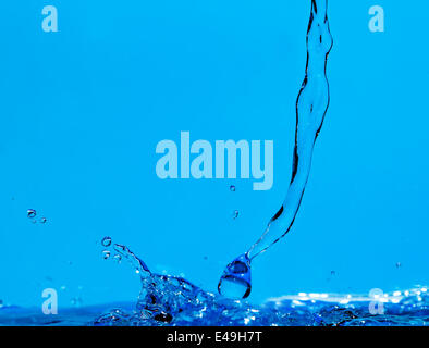 Gli spruzzi e le onde di acqua Foto Stock