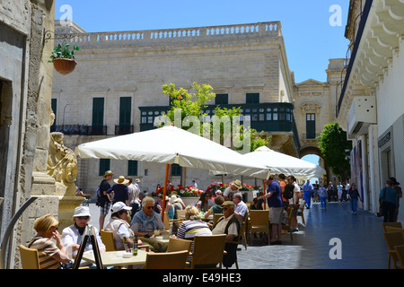 Ristorante esterno, Saint George Square, La Valletta (Il-Belt Valletta), Sud del quartiere portuale, Malta Xlokk Regione, Malta Foto Stock