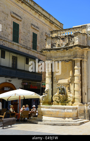 Antica fontana in Saint George Square, La Valletta (Il-Belt Valletta), Sud del quartiere portuale, Malta Xlokk Regione, Malta Foto Stock