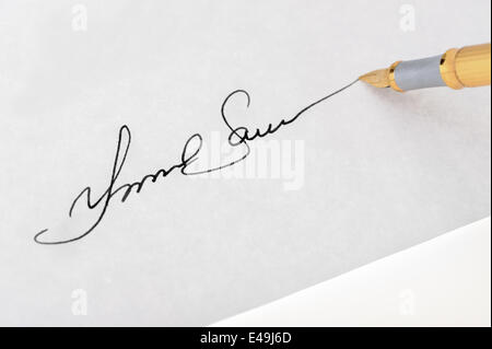 La firma da vicino e penna stilografica Foto Stock