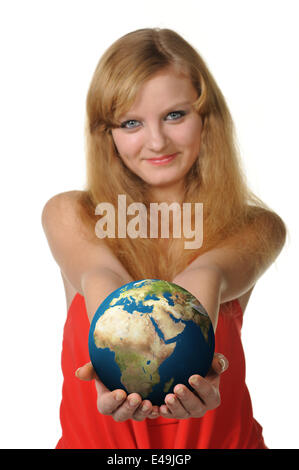 La giovane donna tiene il mondo nelle mani Foto Stock