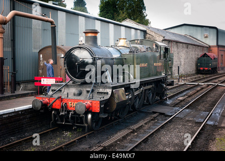 GWR serbatoio del motore n. 5164 in Bridgnorth stazione ferroviaria dopo la ricezione di rabbocco dell'acqua Foto Stock