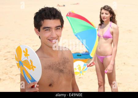 Ritratto di un giovane giocare sulla spiaggia Foto Stock