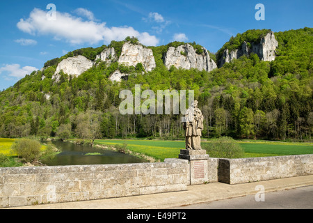 Germania Baden-Wuerttemberg, Sigmaringen distretto, Hausen im Tal, vista da Hausener Bruecke di Hausener Zinnen Foto Stock