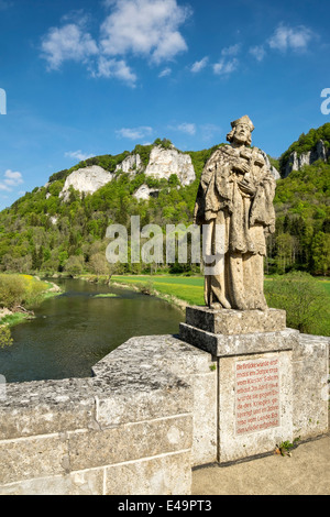 Germania Baden-Wuerttemberg, Sigmaringen distretto, Hausen im Tal, vista da Hausener Bruecke di Hausener Zinnen Foto Stock