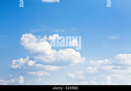 Cumulus nubi soaring sul cielo blu Foto Stock