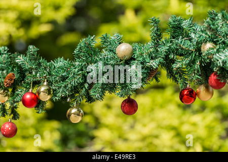 Ghirlande di natale e le sfere pendenti decorazioni Foto Stock