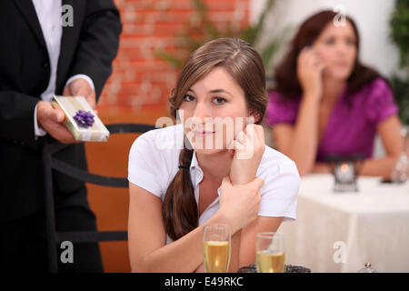 Signora in un ristorante Foto Stock