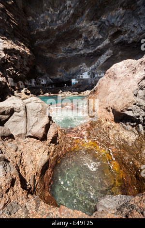 Fishermens case di nascosto il pirata Bay nei pressi di Tijarafe, La Palma Isole Canarie Spagna, Europa Foto Stock